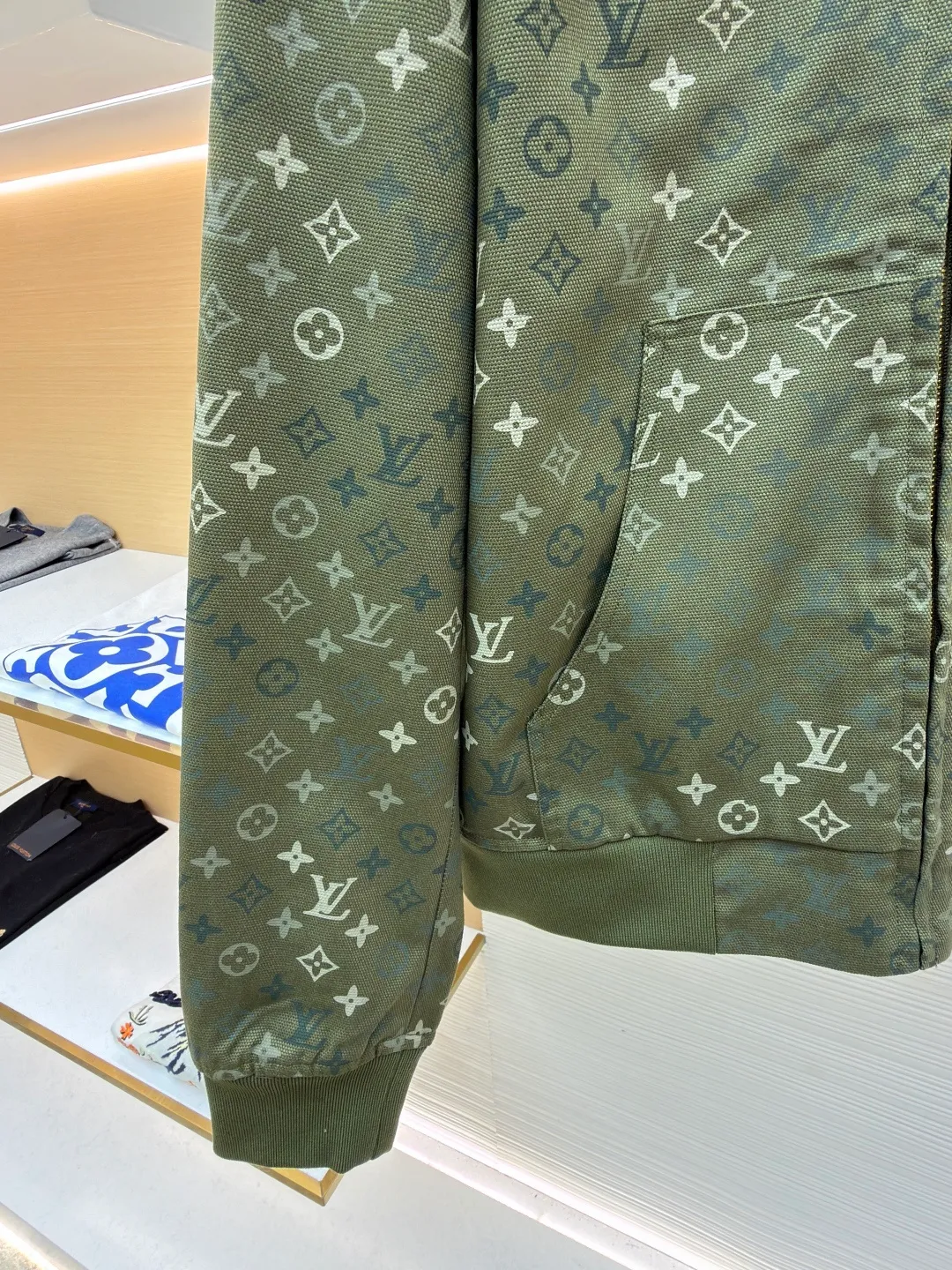 LOUIS VUITTON canvas hooded tunic jacket ●Original version: purchased and developed by 44974 ●Item number: 1682150-B75 ●Fabric: canvas fabric ●Technology: printing production ●Color: green ●Version: fitted version ●Weight: about 1025 grams ●Size: S-M-L-XL ●Description: This hooded zipper jacket is made of high-density twill blended fabric. It has been washed and aged to give the fabric a retro-aged matte texture and a soft and drapey wearing experience. The classic presbyopia pattern printed all over the surface is presented through digital direct inkjet printing. The pattern has high precision and the color blends naturally with the fabric and is not easy to fall off and crack. The body is cut into a loose-fitting drop-shoulder version, and the shoulder splicing uses a flat car double-line seam process to route the lines. It is neat and improves shoulder support. The zipper adopts a custom-made metal molded zipper with smooth and wear-resistant teeth, which harmoniously echoes the color of the body. The hem and cuffs are made of high-elastic ribbing, which is pre-shrunk to prevent deformation. The inside of the hood is double-layered, making the shape of the hat stiff and not easy to collapse. The overall turning process adopts 0.8cm dense copy line technology, and every inch of stitching is even and fine. Every detail shows exquisite clothing technology and quality control. The overall wiring is straight and delicate, the fabric is comfortable and soft, and the color is consistent without color difference. It can be matched with the same style to create a fashionable look and control various occasions. Customized accessories, complete with three standards, same style for men and women!